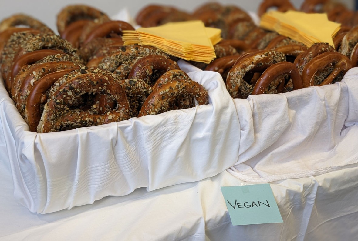 Das Town Hall Meeting endet mit einem Austausch bei Brezeln und Wasser.