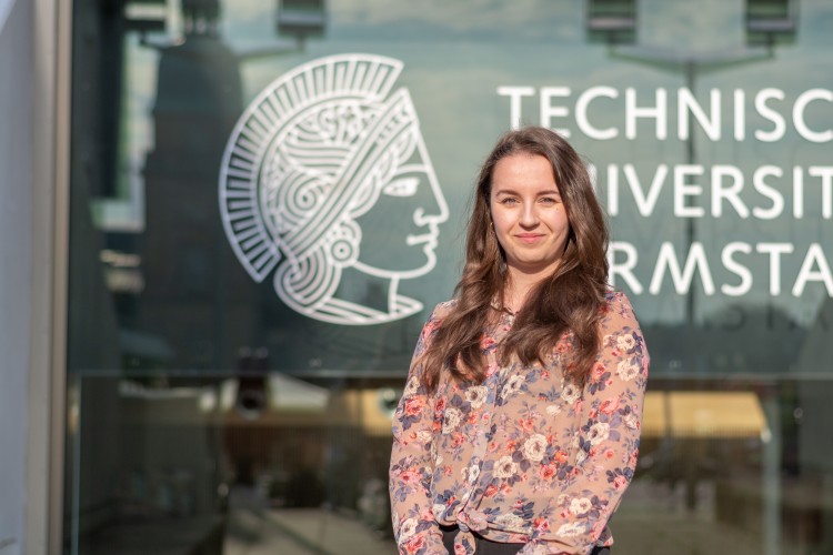 #studentsofTUdarmstadt, Ambassador Agata, sonniger Tag, Selfie-Spot, Logo der TU Darmstadt, Athene, geblümte Bluse. // #studentsofTUdarmstadt, Ambassador Agata, sunny day, selfie spot, logo of TU Darmstadt, Athen, floral blouse.