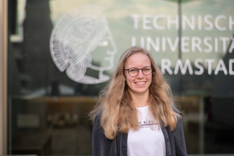 #studentsofTUdarmstadt, Ambassador Carolina, sonniger Tag, Selfie-Spot, Logo der TU Darmstadt, Athene. // #studentsofTUdarmstadt, Ambassador Carolina, sunny day, selfie spot, logo of TU Darmstadt, Athen.