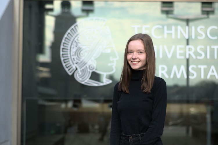 #studentsofTUdarmstadt, Ambassador Kathrin, sonniger Tag, Selfie-Spot, Logo der TU Darmstadt, Athene. // #studentsofTUdarmstadt, Ambassador Kathrin, sunny day, selfie spot, logo of TU Darmstadt, Athen.