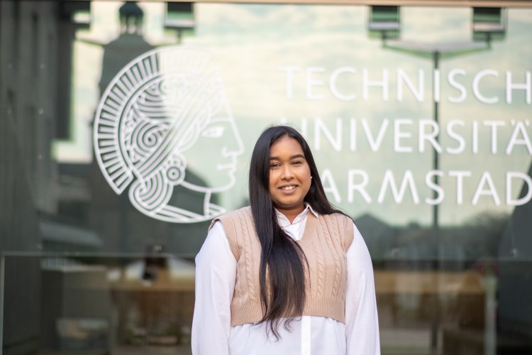 #studentsofTUdarmstadt, Ambassador Sharmila, sonniger Tag, Selfie-Spot, Logo der TU Darmstadt, Athene. // #studentsofTUdarmstadt, Ambassador Sharmila, sunny day, selfie spot, logo of TU Darmstadt, Athen.