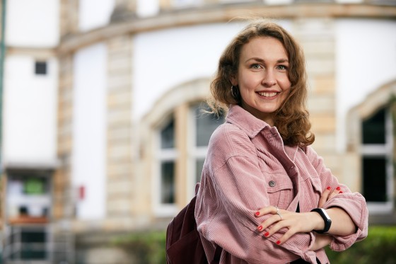 Ambassador Polina vor einem Gebäude der TU Darmstadt. // Ambassador Polina in front of a TU Darmstadt building.