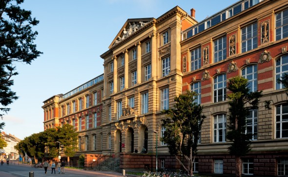 The old main building. Altes Hauptgebäude.