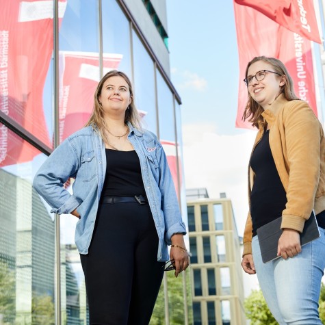 Student Ambassadors Julia und Judith at Karo 5 (Service Building) Campus Innenstadt