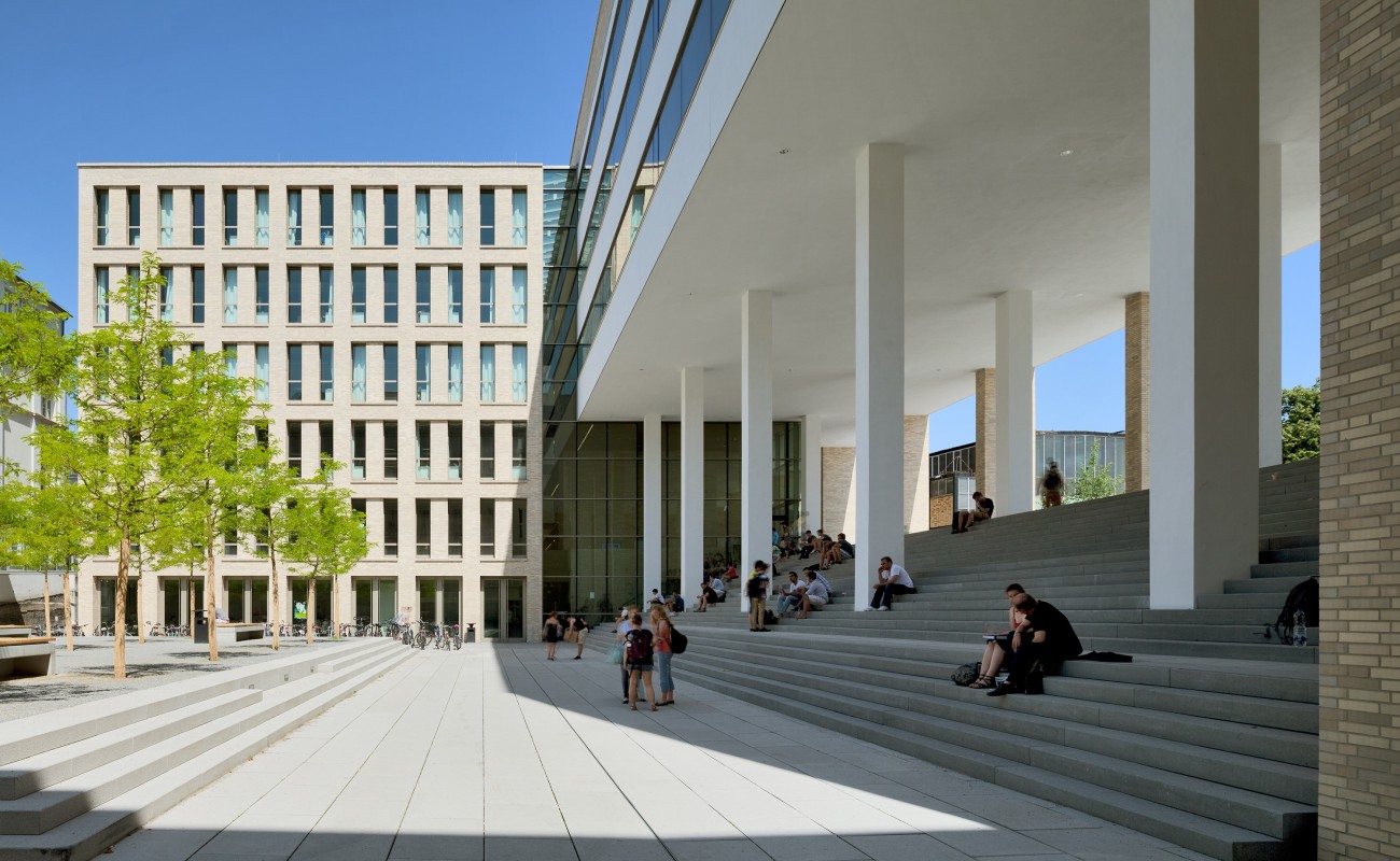 Seitenansicht der Universitäts- und Landesbibliothek