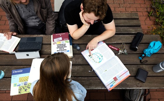 Richard, Florian und Catalina lernen an der Mensa Campus Lichtwiese
