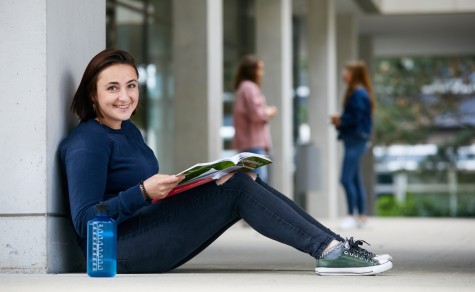 Masha mit einem Buch am Cysec Building Campus Innenstadt