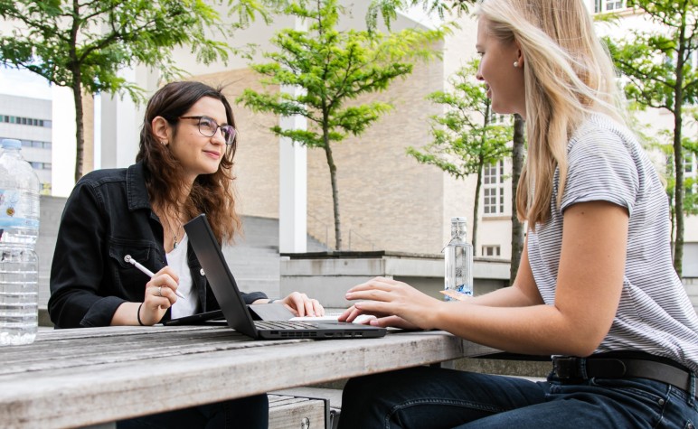 Zwei Studentinnen des Fachbereichs Rechts- und Wirtschaftswissenschaften der TU Darmstadt vor der Universitäts- und Landesbibliothek
