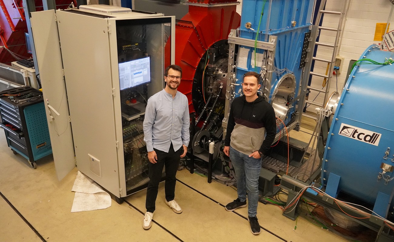 Zwei Studenten stehen vor einem Prüfstand am Fachbereich Maschinenbau.