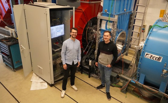 Zwei Studenten stehen vor einem Prüfstand am Fachbereich Maschinenbau.