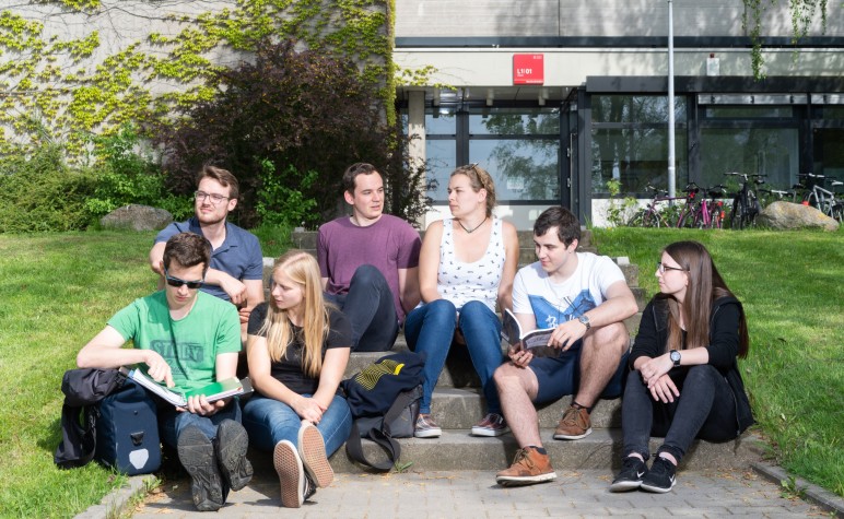 Studierende des Fachbereichs Maschinenbau auf dem Campus der TU Darmstadt