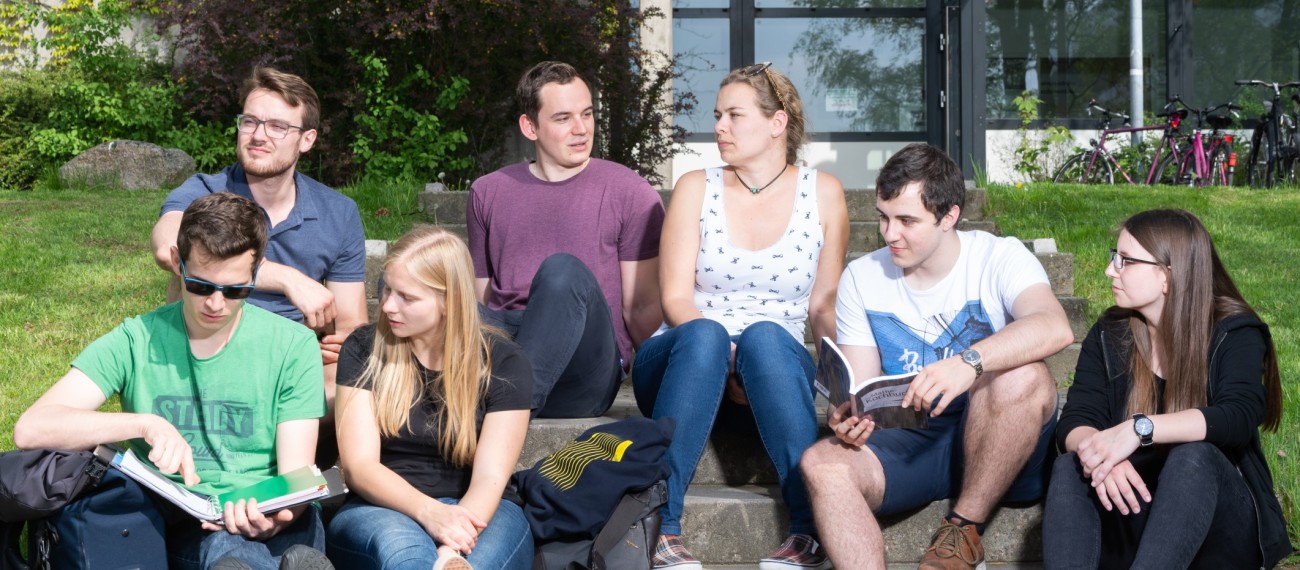 Studierende des Fachbereichs Maschinenbau auf dem Campus der TU Darmstadt