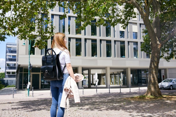 #studentsofTUdarmstadt, Ambassador Sooyeong von hinten mit Rucksack auf dem Kantplatz. // #studentsofTUdarmstadt, Ambassador Sooyeong from behind with backpack on Kantplatz. 