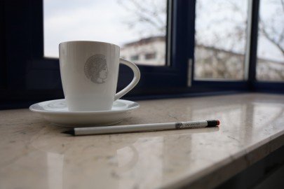 #studentsofTUdarmtadt: Tasse mit TU Darmtadt-Logo und Stift.