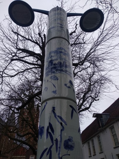 Straßenlaterne aus blauer Delfter Keramik / Streetlight made from Delft blue ceramics