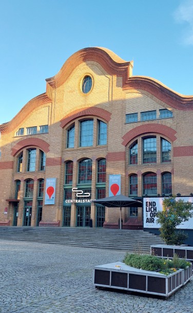 #studentsofTUdarmstadt, Back to Campus, Centralstation, altes Elektrizitätswerk, Stadtmitte, Gartenbeet, Pflaster. // #studentsofTUdarmstadt, Back to Campus, Centralstation, old electric power plant, city centre, garden-bed, pavement.