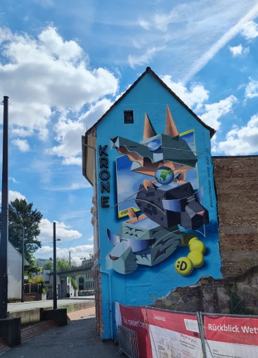 #studentsofTUdarmstadt, Back to Campus, Goldene Krone, Lokal, Konzerte, Kneipe, Wandmalerei, Roboter-Fuchs, Globus, Straße, Baustelle. // #studentsofTUdarmstadt, Back to Campus, Golden Crown, pub, conserts, bar, mural, robot-fox, globe, street, construction site. 