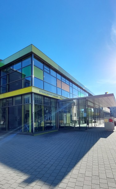 #studentsofTUdarmstadt, Back to Campus, Mensa, Campus Stadtmitte, Studierendenwerk, sonniger Tag. // #studentsofTUdarmstadt, Back to Campus, canteen, Campus city centre, Studierendenwerk
(Student Affairs), summer day.