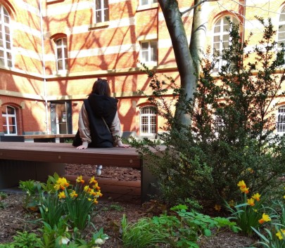 #studentsofTUdarmstadt, Back to Campus: Innenhof der TU Darmstadt, Garten und Bänke. // #studentsofTUdarmstadt, Back to Campus: Inner courtyard of the TU Darmstadt, garden and benches