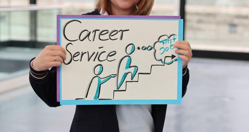 #studentsofTUdarmstadt, Berufseinstieg, Career Service: Frau hält Schild mit Zeichnung von Treppe und Text "Career Service ... first job". // #studentsofTUdarmstadt, career entry, Career Service: Woman holding sign with drawing of stairs and text "Career Service ... first job" 