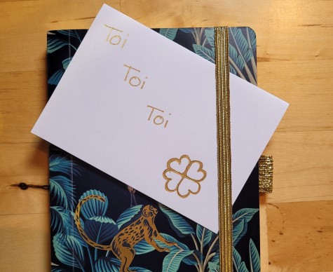 #studentsofTUdarmstadt, Berufseinstieg: Notizbuch mit Spruch "toi toi toi". // #studentsofTUdarmstadt, career start: notebook with saying "toi toi toi"