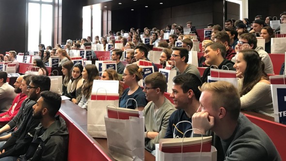 Studierende sitzen in einem vollen Hörsaal bei der Einführungsveranstaltung eines Studiengangs an der TU Darmstadt. // Students sitting in a full lecture hall at the introductory event of a degree programme at TU Darmstadt.