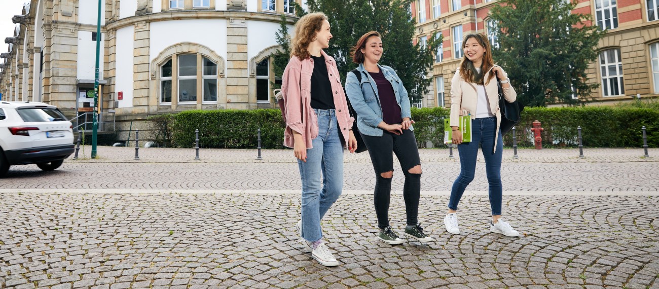 Studierende der TU Darmstadt gehen über den Campus Stadtmitte/ students of TU Darmstadt walking on campus Stadtmitte