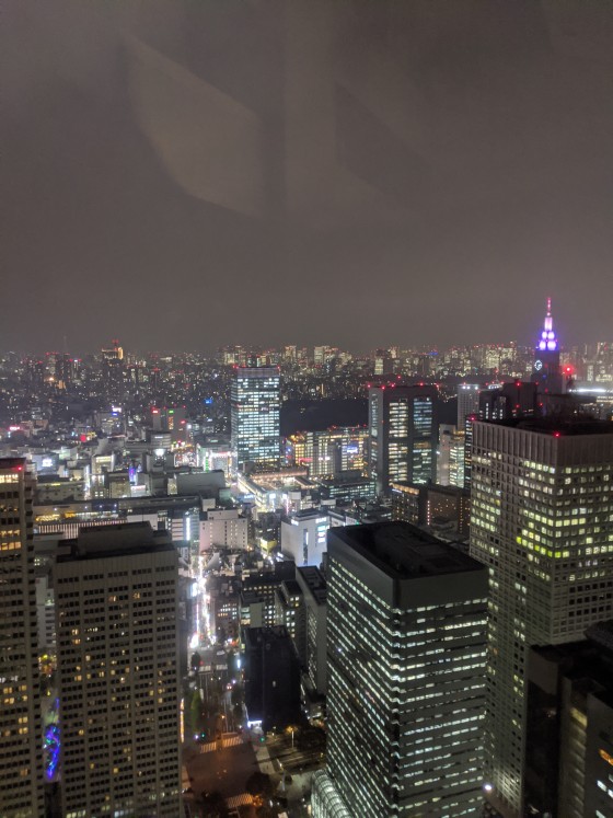Das Wolkenkratzer-Viertel Shinjuku im Westen Tokyos bei Nacht.
