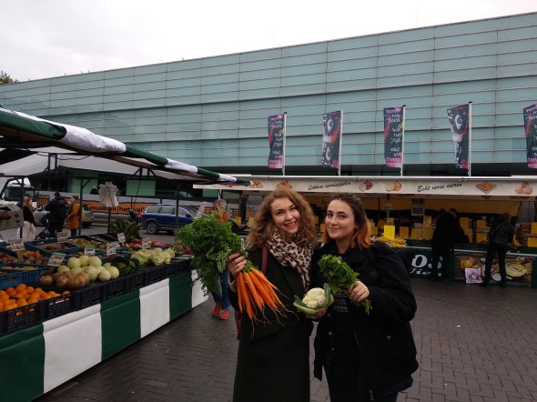Zwei Frauen auf dem Gemüsemarkt. / Two female at the vegetable market.