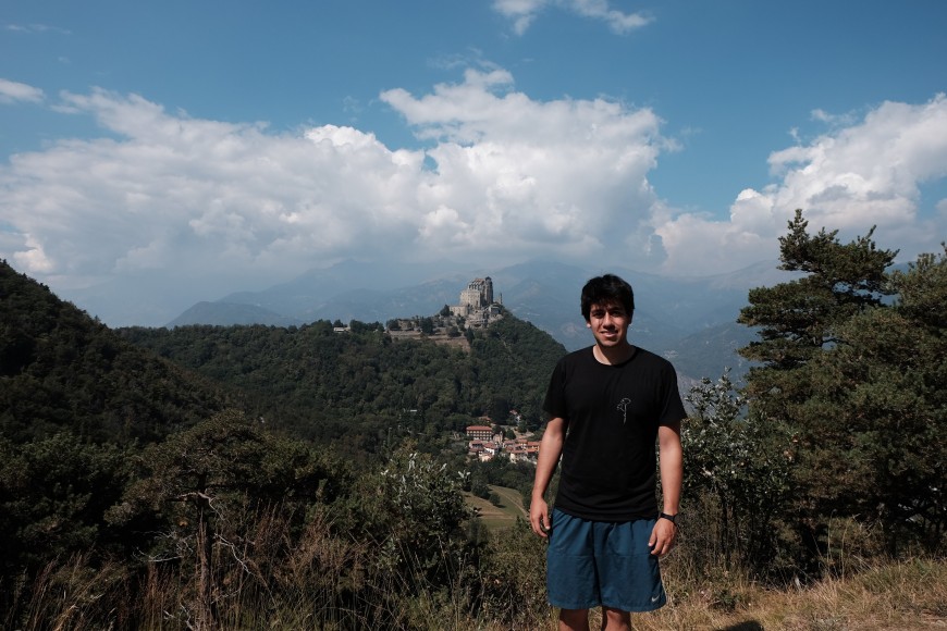 Juan vor dem Kloster Sacra di San Michele, in der Nähe von Turin