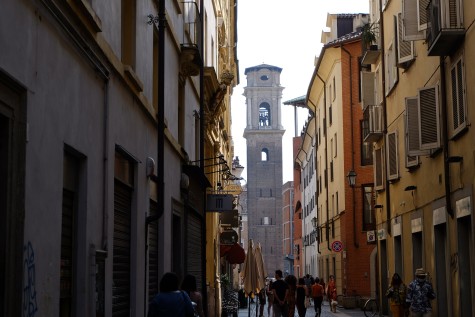 Ein Glockenturm in der Altstadt von Turin