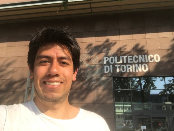  Juan, Student der TU Darmstadt, steht vor der Politecnico di Turino, Unite!-Partneruniversität in Italien
