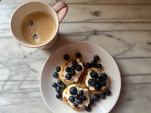 #studentsofTUdarmstadt, Kochbuch, ambassador Polina, Quarkpfannkuchen, Russische Cuisine, Heielbeeren. // #studentsofTUdarmstadt, cookbook, ambassador Polina, cottage cheese pancakes, Russian cuisine, blueberries