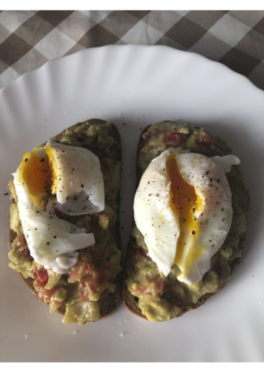 #studentsofTUdarmstadt, Kochbuch, Ambassador Sharmila, Avocado Toast mit Ei, Amerikanische Küche. // #studentsofTUdarmstadt, cookbook, Ambassador Sharmila, avocado toast with egg, American cuisine.