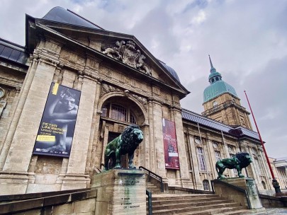 Am Eingang des Landesmuseums stehen rechts und links an der Treppe Löwen. Der Löwe ist das Wappentier Hessens. 