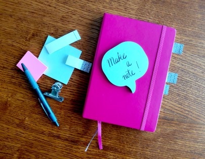 Notizbuch und Klebezettel.