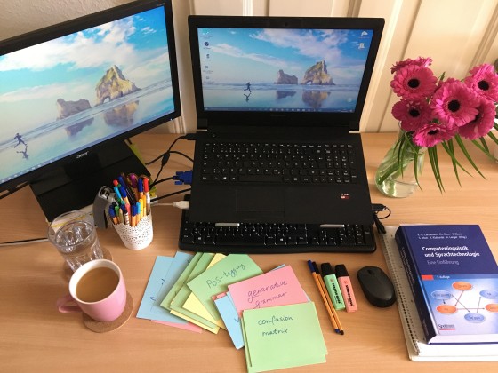 Arbeitsplatz im Onlinesemester mit Laptops, Verpflegung und allerlei Arbeitsmaterialien. // Workplace in the online semester with laptops, food and all kinds of work materials. 