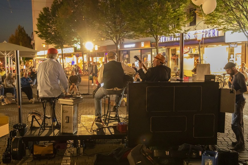 #studentsofTUdarmstadt, Sommer in Darmstadt, Abend Darmstadt, Straßenmusikanten spielen, Straßenlaternen, fröhliches Publikum, Ludwigsplatz. // #studentsofTUdarmstadt, summer in Darmstadt, Evening Darmstadt, street musicians playing, street lights, happy public, Ludwigsplatz.