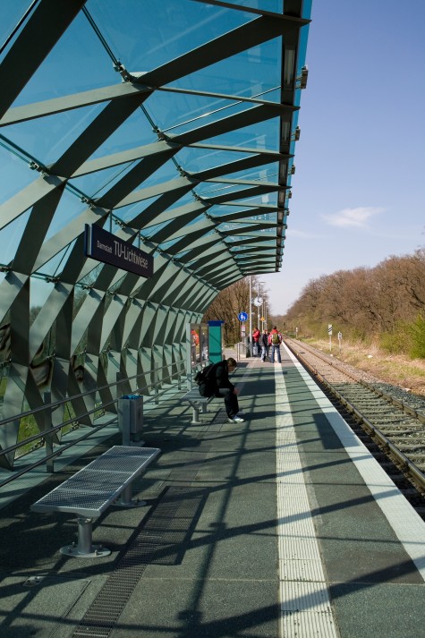 TU Darmstadt, campus Lichwiese, Lichtwiese Bahnhof, train station, waiting for the train, auf den Zug warten