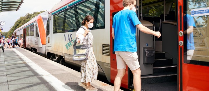 studentsofTUdarmstadt, Zug, Gleis, Einsteigen, Ambassador Ravan, David // studentsofTUdarmstadt, train, platform, boarding, Ambassador Ravan, David