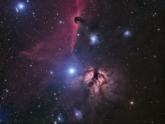 Im Bild: Sehr bekannte Szenerie unterhalb in der Umgebung des linken Gürtelsterns im Sternbild Orion (Alnitak, blauer Stern in Bildmitte). Besteht aus einer Kombination aus Emissions- und Dunkelnebeln. Der Pferdekopfnebel im oberen Teil des Bildes ist ein Absoptionsnebel der vor einem Emissionsnebel erscheint. 