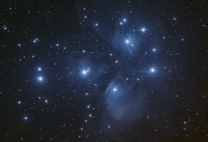 In the image: The Pleiades, an open star cluster in the constellation Taurus, are also easily visible to the naked eye. Besides the bright blue stars, which all belong to spectral class B and are about 4 times more massive than the sun, the reflection nebulae with a streak-like structure around and between the stars are also visible.